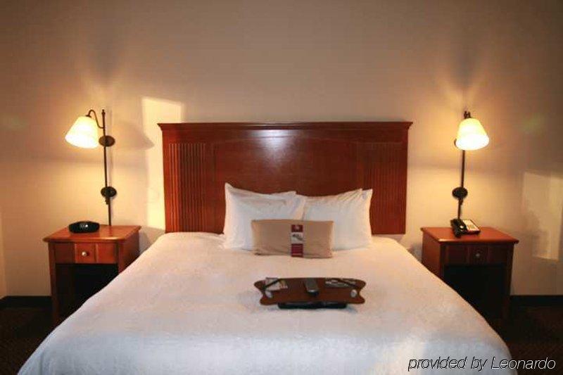 Hampton Inn & Suites Macon I-75 North Room photo